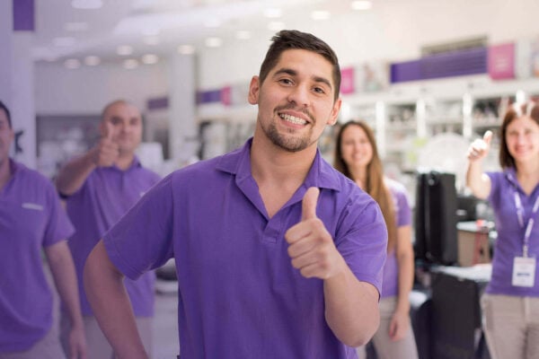 Photo of Fravega staff giving a positive thumbs up