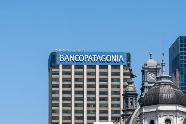 Image of a skyline with a tall Banco Patagonia building